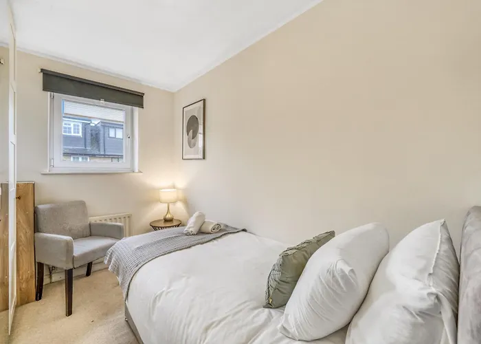 Executive 4 Bedroom Town House In Canada Water Free Wifi & Parking By City Stay Aparts London