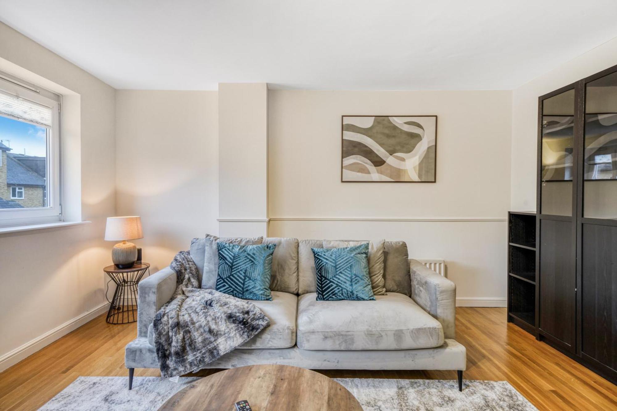 Executive 4 Bedroom Town House In Canada Water Free Wifi & Parking By Aparts Apartment