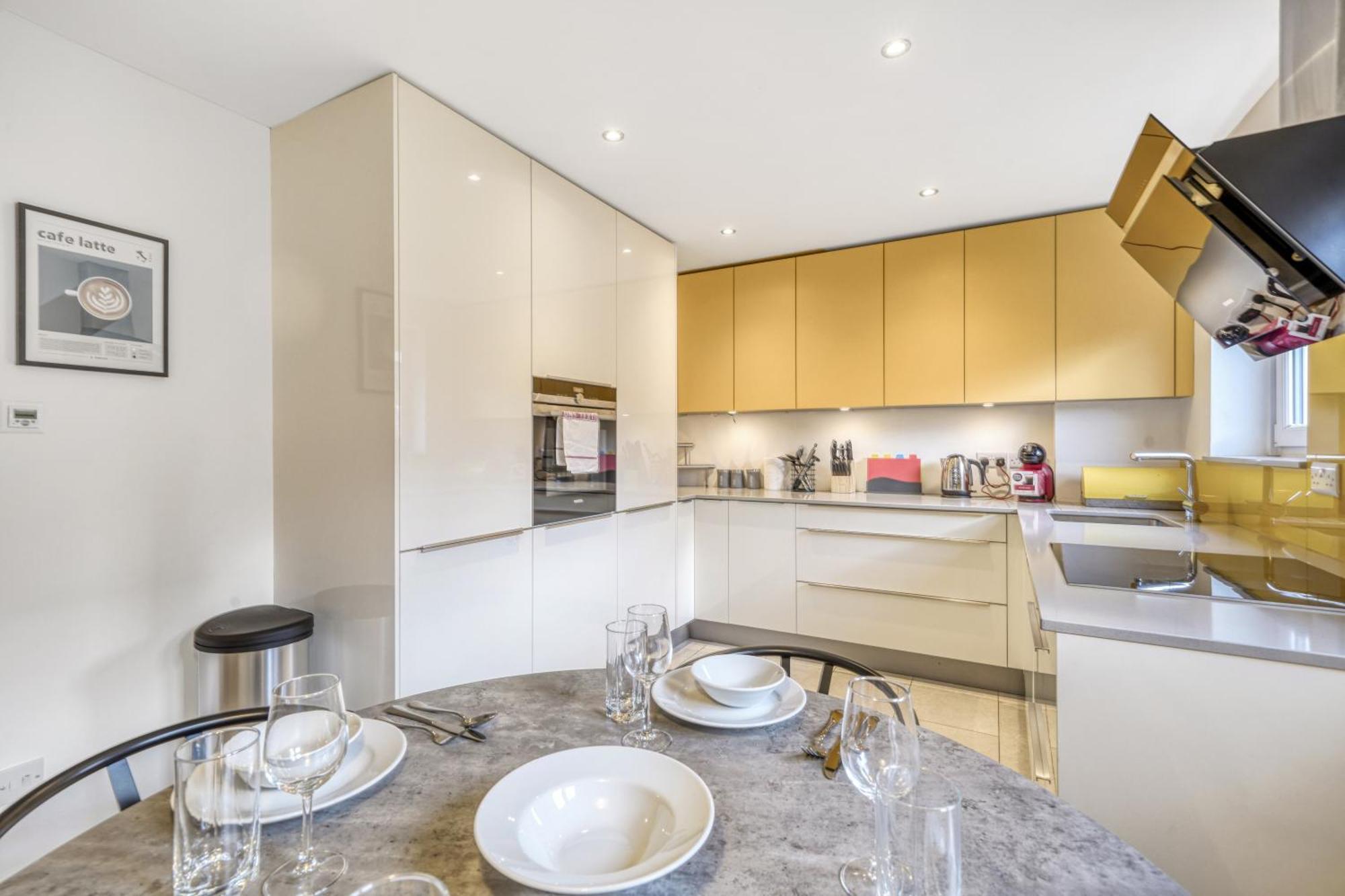 Executive 4 Bedroom Town House In Canada Water Free Wifi & Parking By Aparts Apartment *