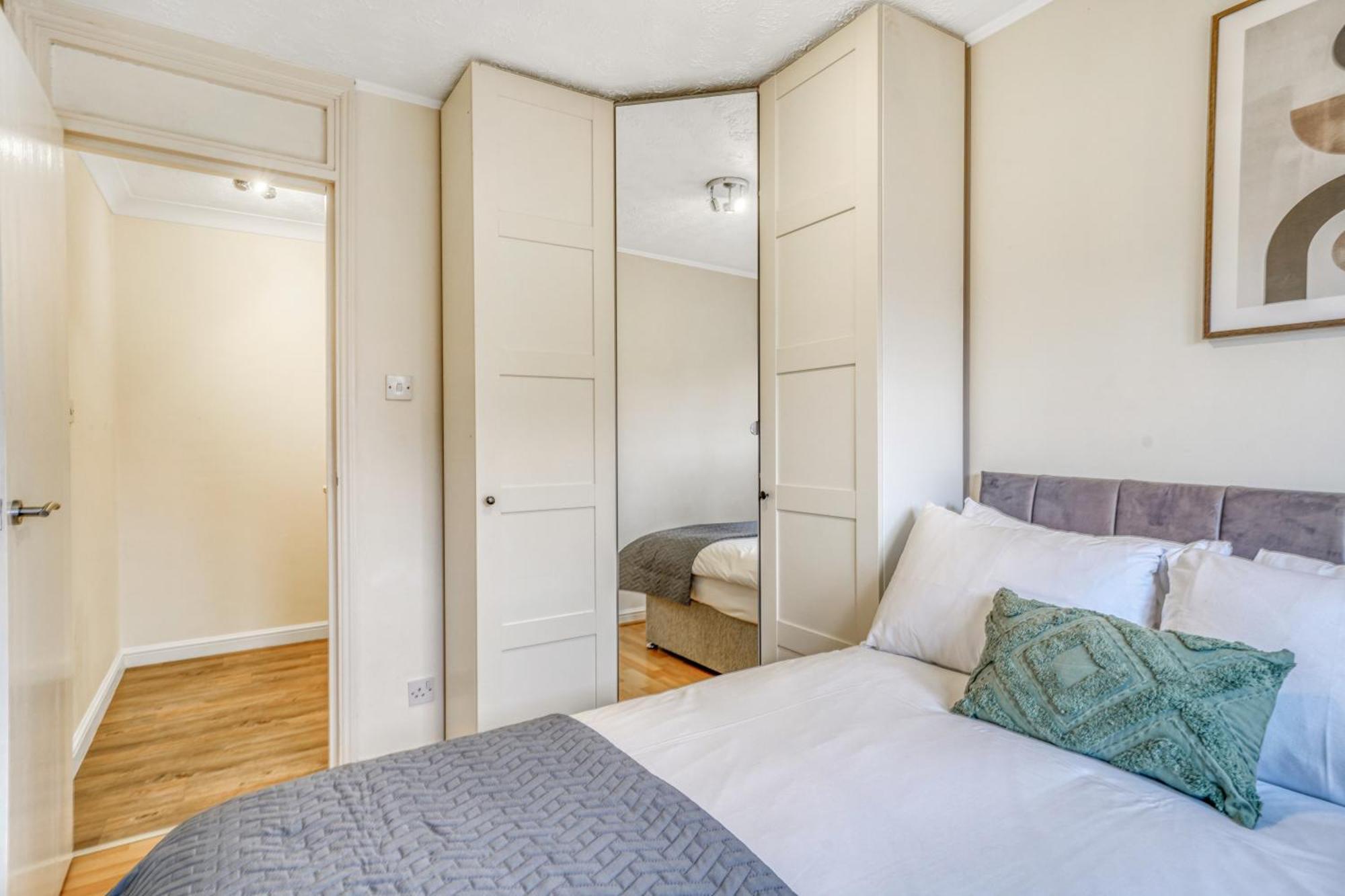 Apartment Executive 4 Bedroom Town House In Canada Water Free Wifi & Parking By Aparts London